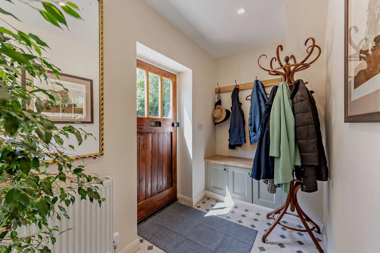 Petworth Road, Haslemere, Surrey, GU27 2HX, photo 11