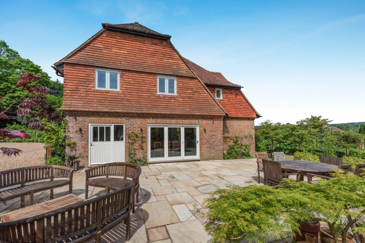 Petworth Road, Haslemere, Surrey, GU27 2HX, photo 2