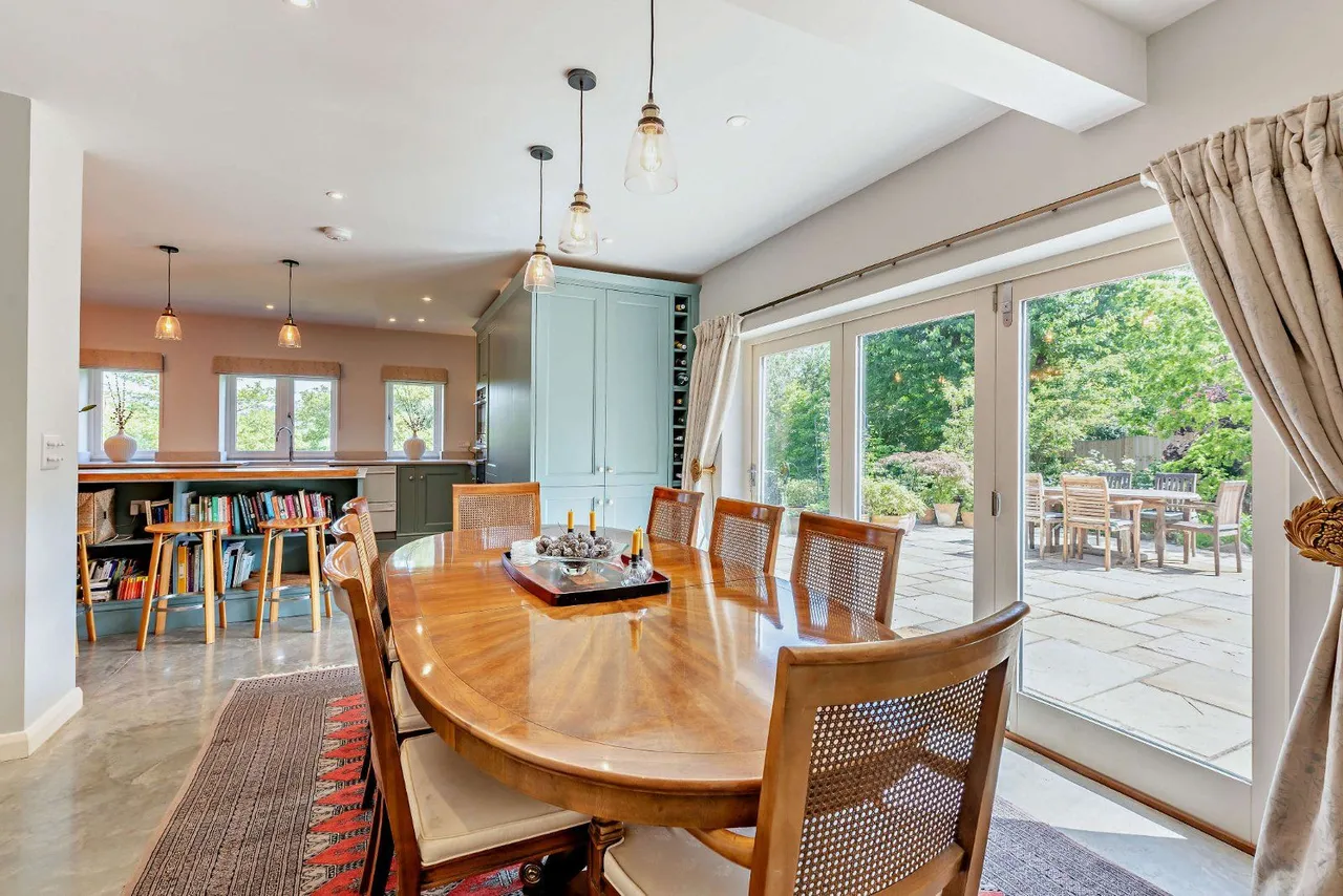 Petworth Road, Haslemere, Surrey, GU27 2HX, photo 4