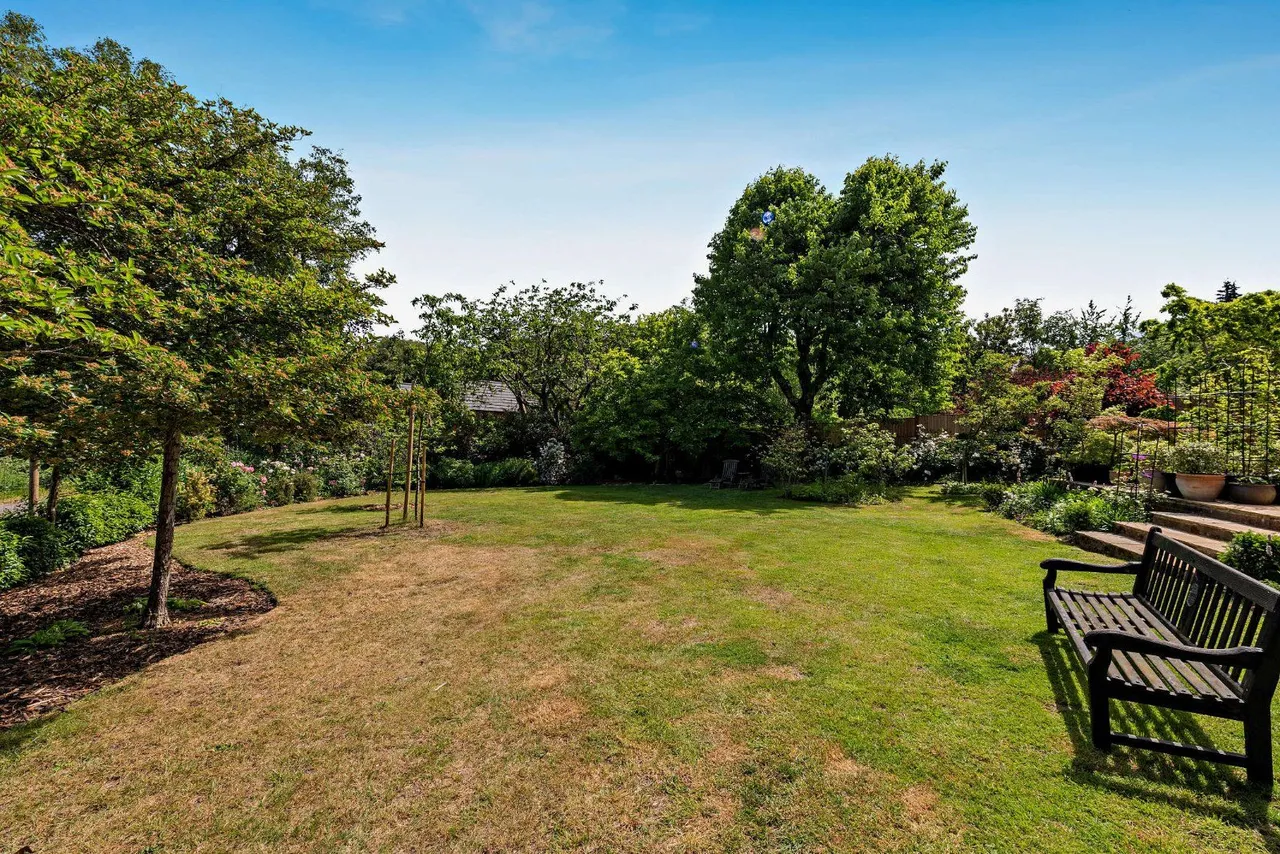 Petworth Road, Haslemere, Surrey, GU27 2HX, photo 8
