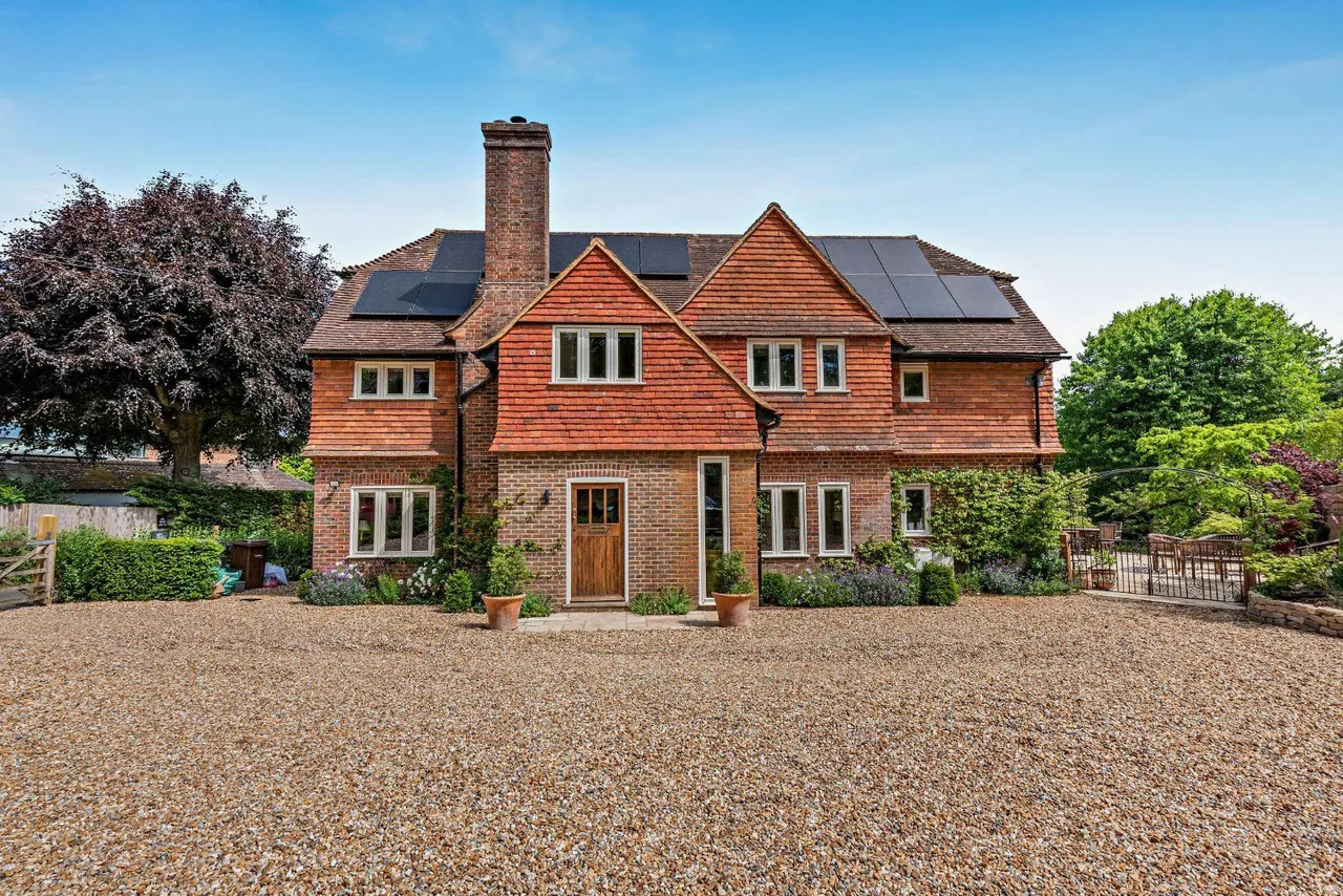 4 bed house for sale — Petworth Road, Haslemere, Surrey, GU27 2HX