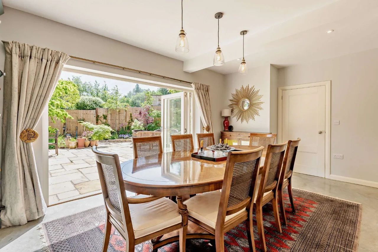 Petworth Road, Haslemere, Surrey, GU27 2HX, photo 7