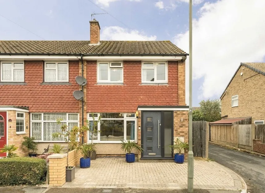 3 bed house for sale — Stroud Way, Ashford, TW15