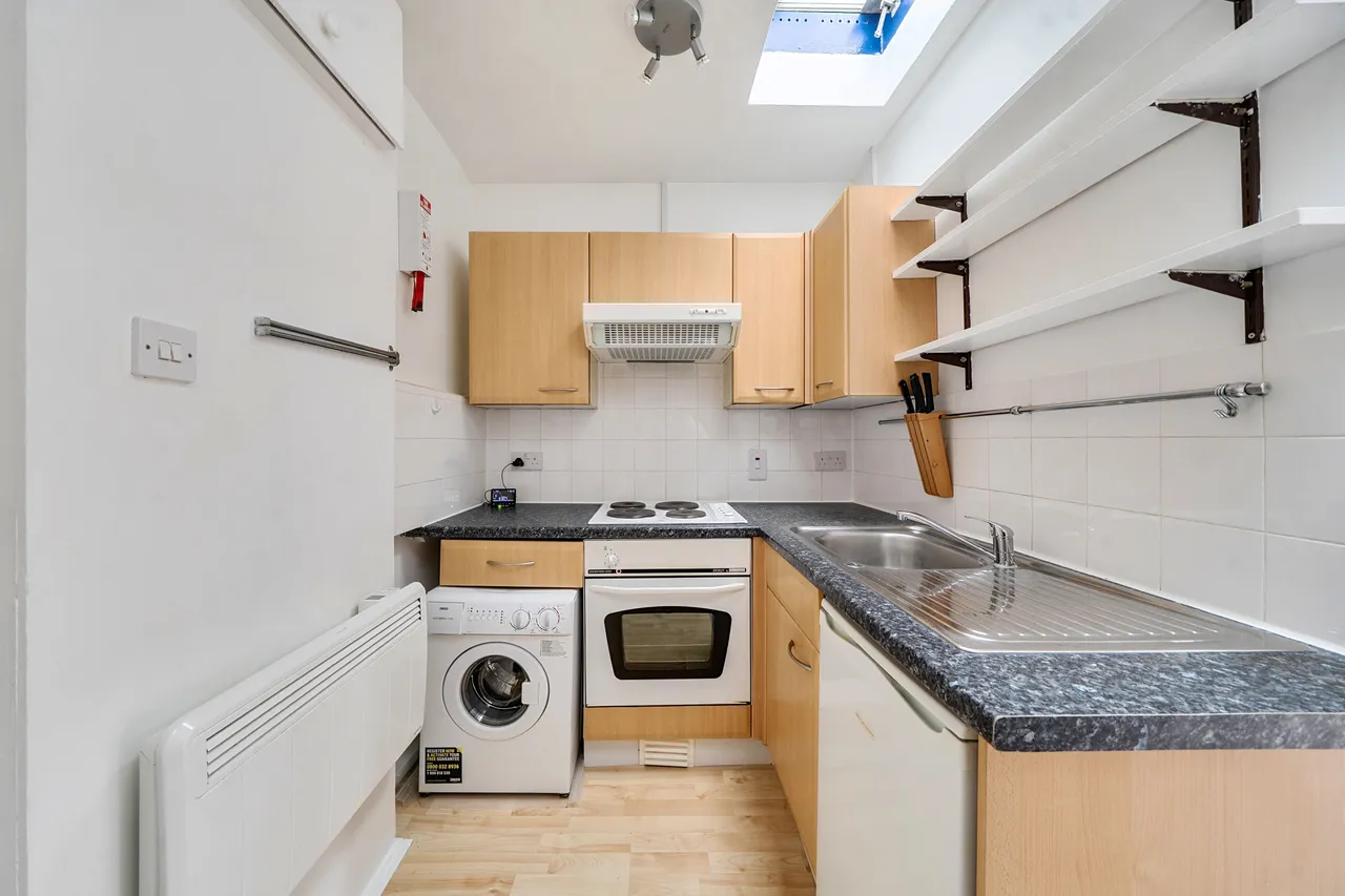 Flat 5, 4 Penywern Road, London, photo 9
