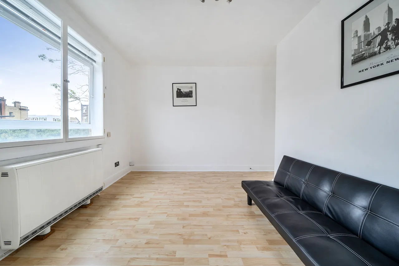 Flat 5, 4 Penywern Road, London, photo 4
