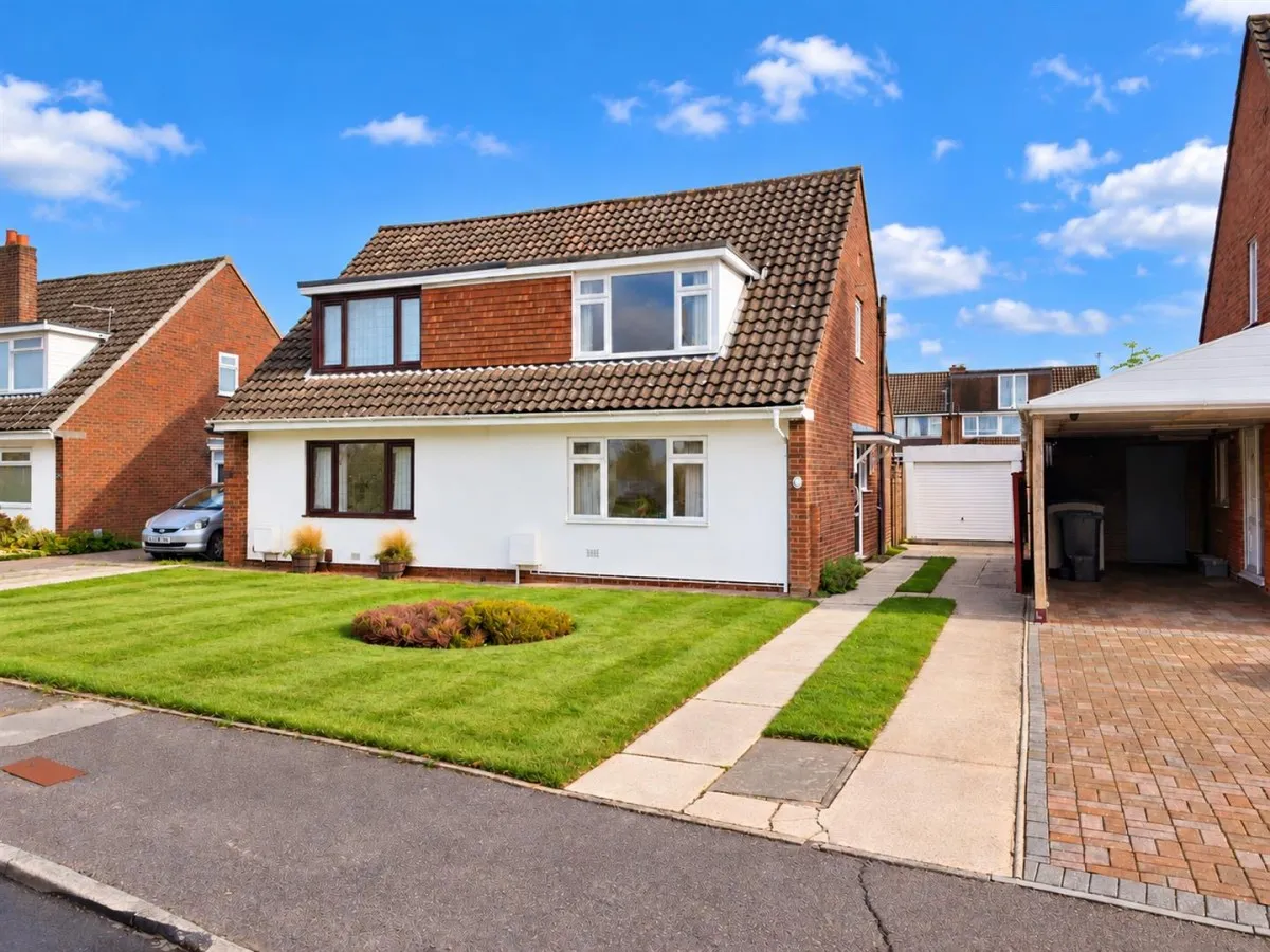 3 bed house for sale, Barnacre Drive, Hucclecote, GL3
