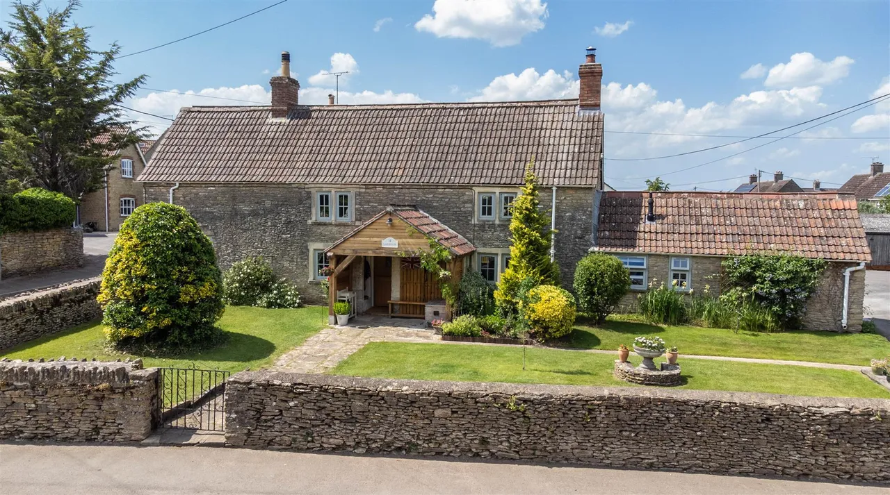 3 bed house for sale, The Street, Hullavington, SN14