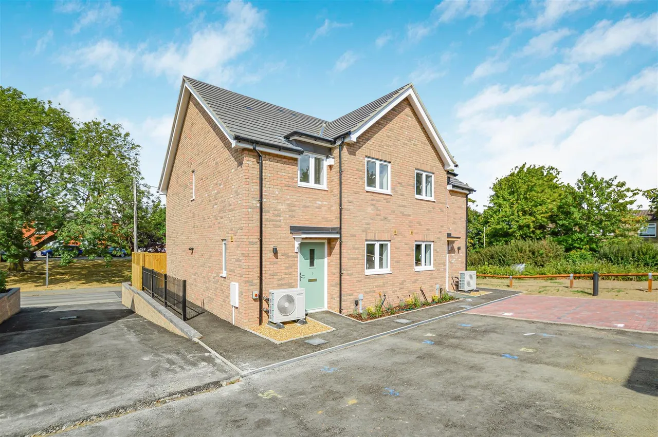 3 bed house for sale, St John Place, Burton End, CB9