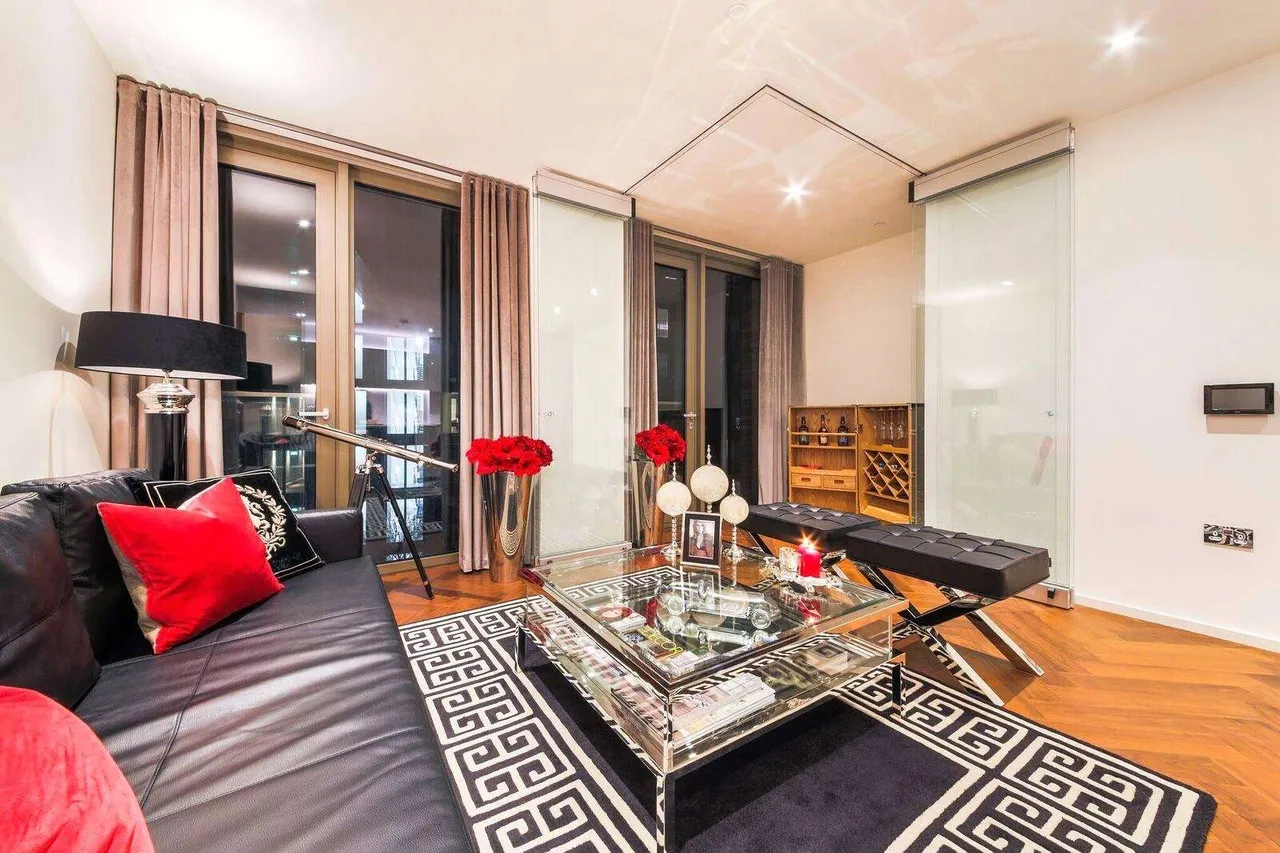 1 bed flat for sale — Embassy Gardens, Capital Building, 8 New Unions Square, London, SW11 7AQ