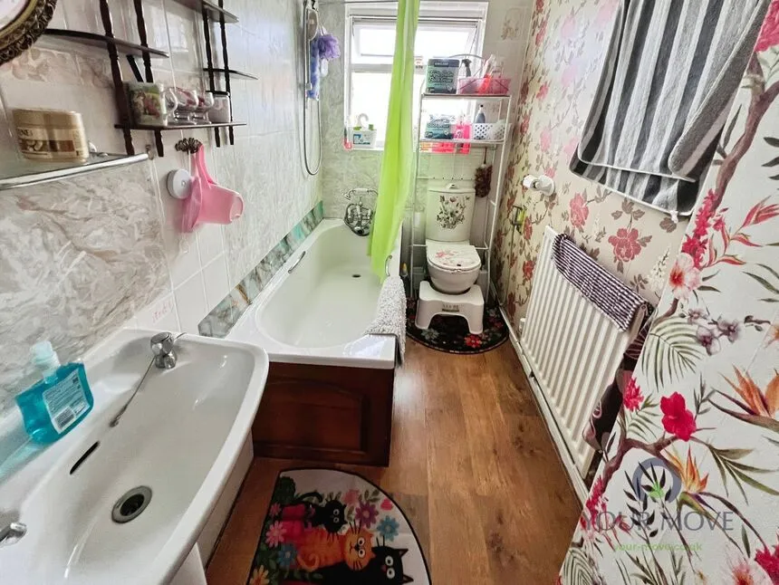 Roberts Green Road, Upper Gornal, West Midlands, DY3, photo 9
