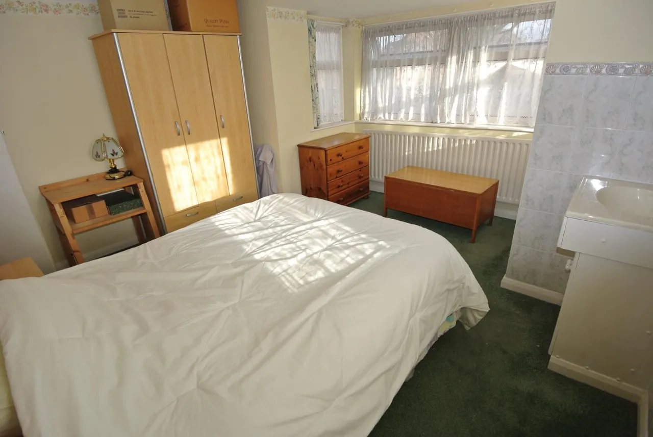 Harlington Road East, Feltham, TW14 0AA, photo 13