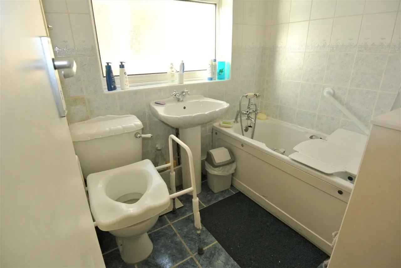 Harlington Road East, Feltham, TW14 0AA, photo 11
