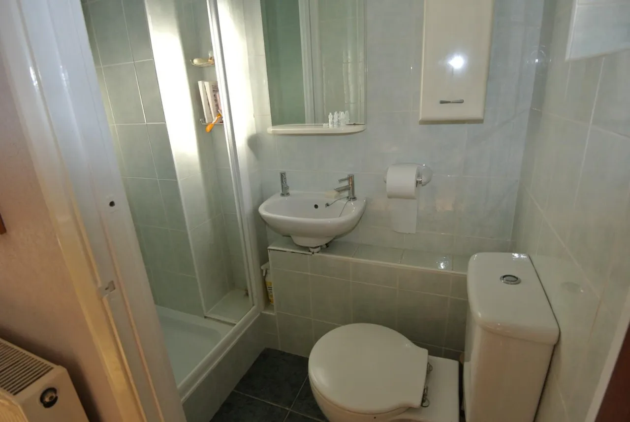 Harlington Road East, Feltham, TW14 0AA, photo 10
