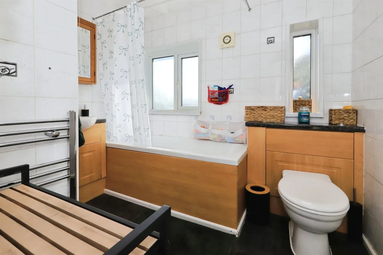 Romsey Grove, Fordhouses, WV10, photo 11