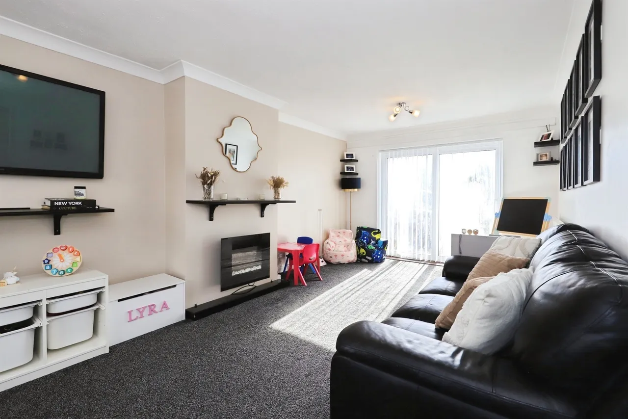 Romsey Grove, Fordhouses, WV10, photo 4