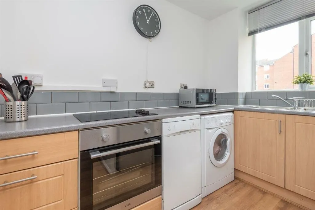 Bream Close, Tottenham Hale N17 9DJ, photo 5