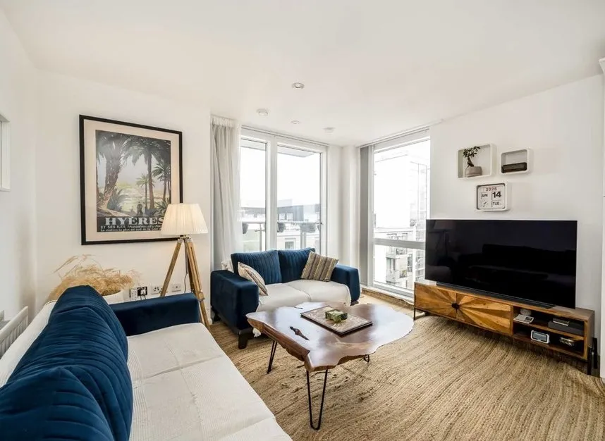 Ealing Road, Brentford, TW8, photo 2