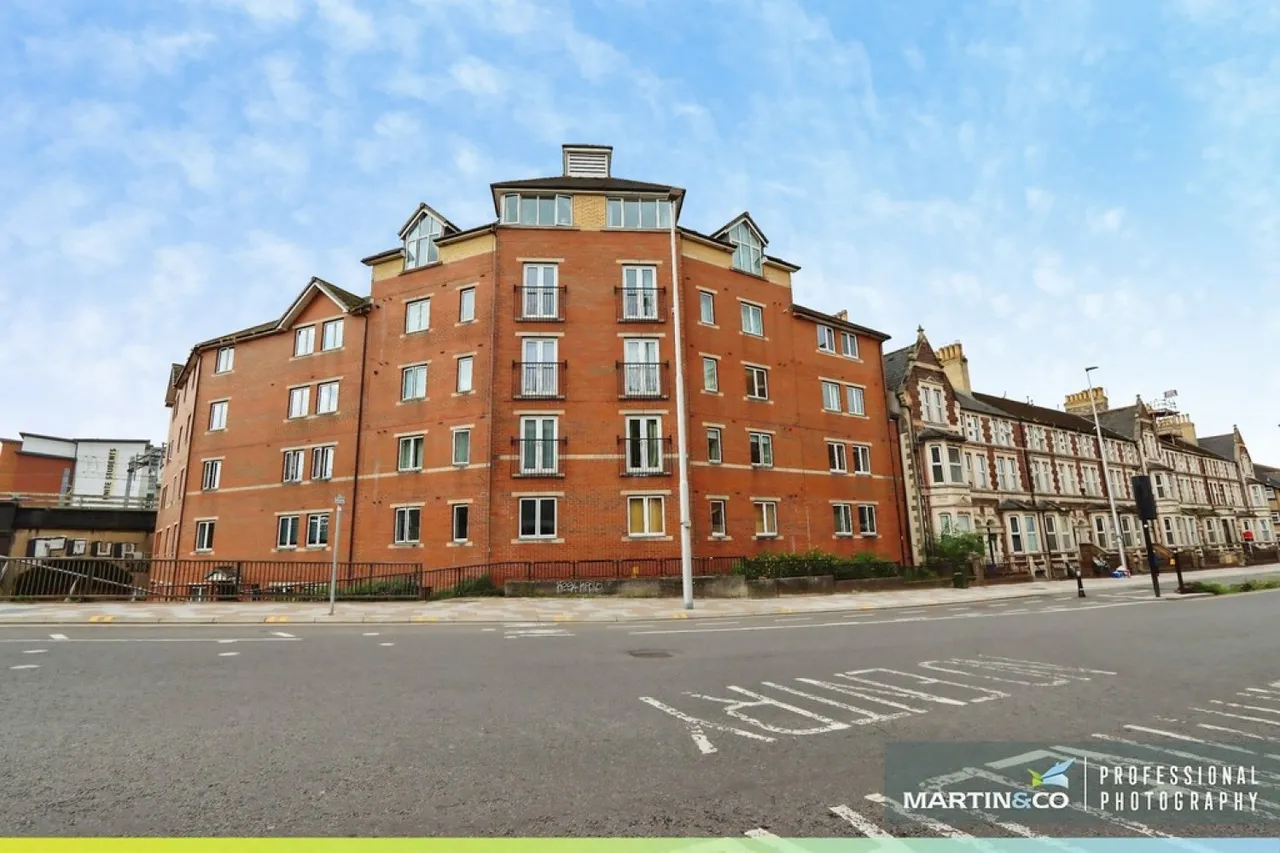 2 bed flat for sale, Century Court, Cardiff, CF11