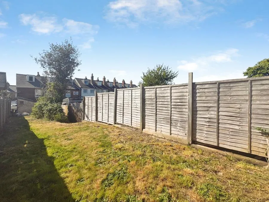 Adelaide Grove, East Cowes, PO32, photo 3