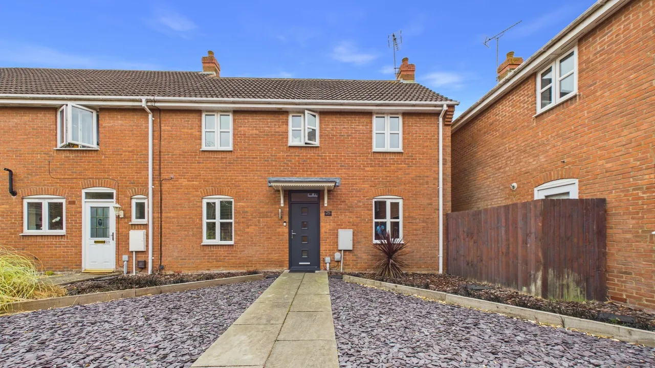 3 bed house for sale — Saunders Close, Peterborough, PE2