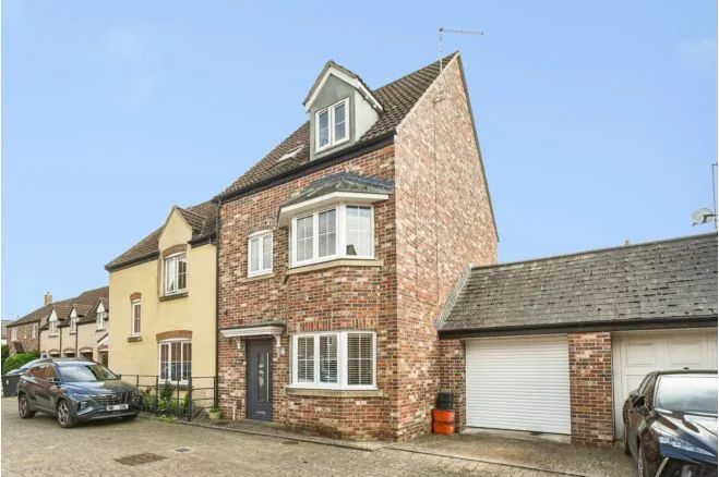 3 bed house for sale — Dione Crescent - Oakhurst, Swindon
