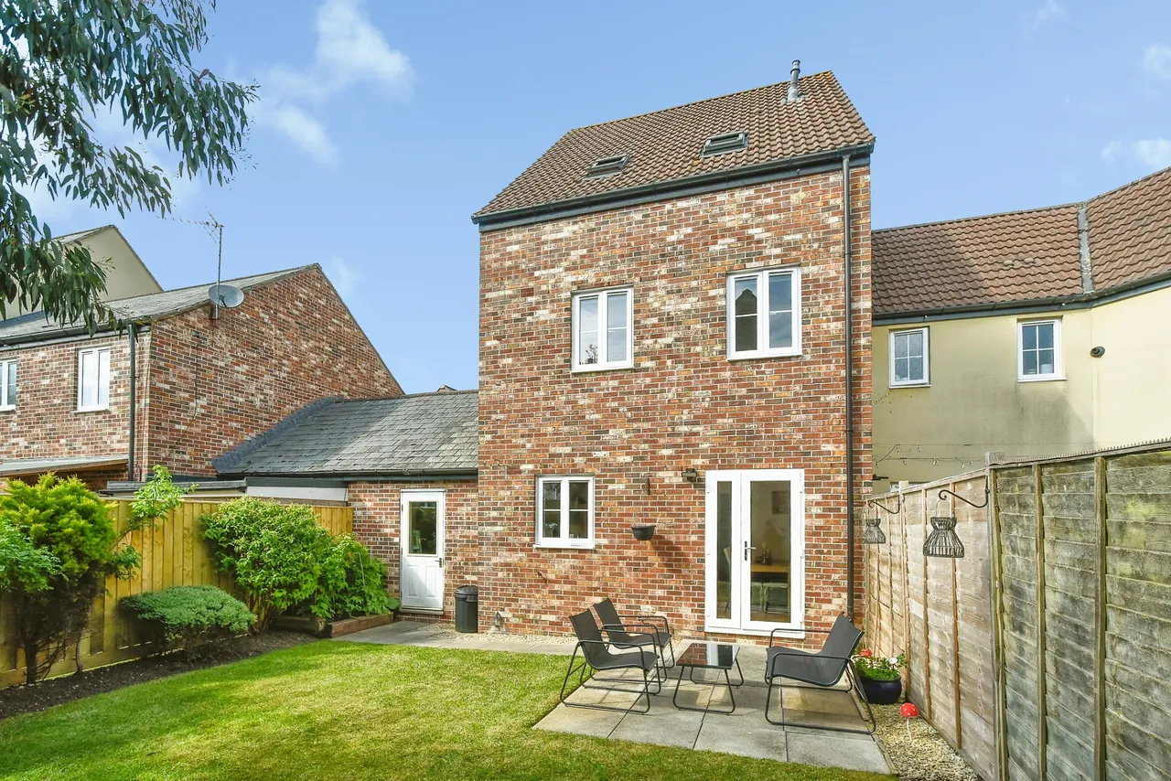 Dione Crescent - Oakhurst, Swindon, photo 2