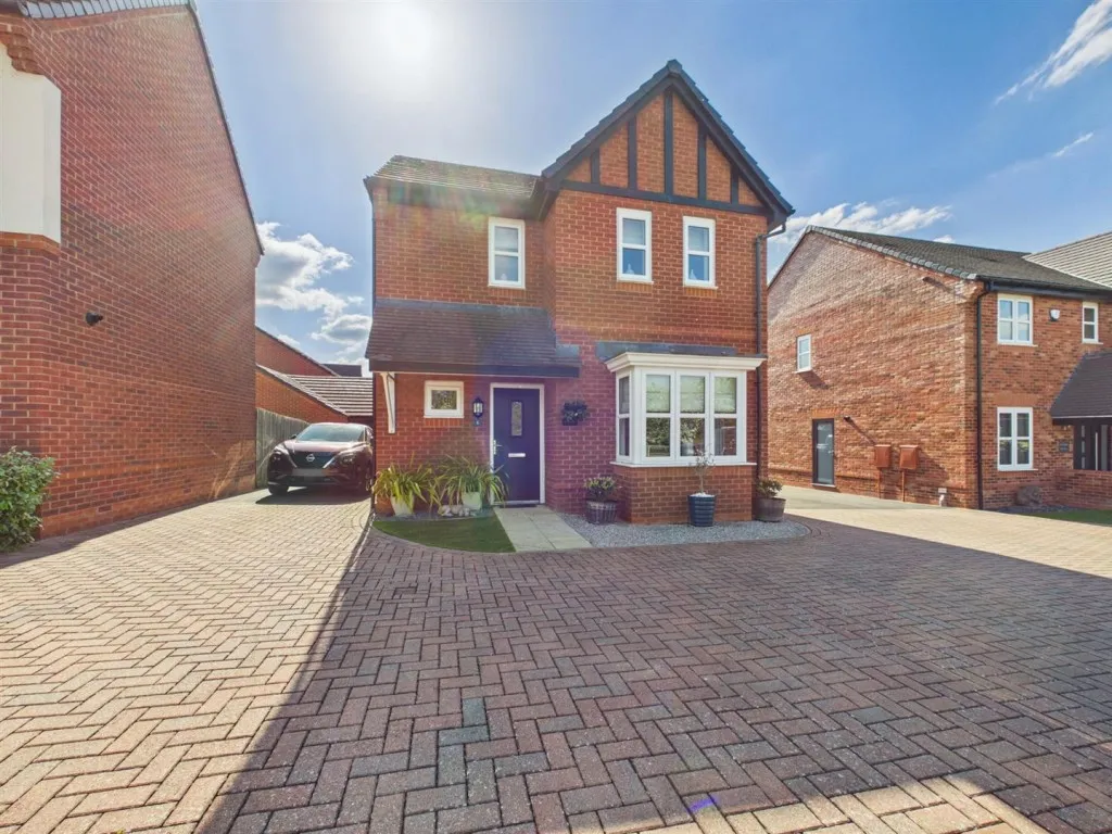 3 bed house for sale, Elgar Mews, Aylesbury
