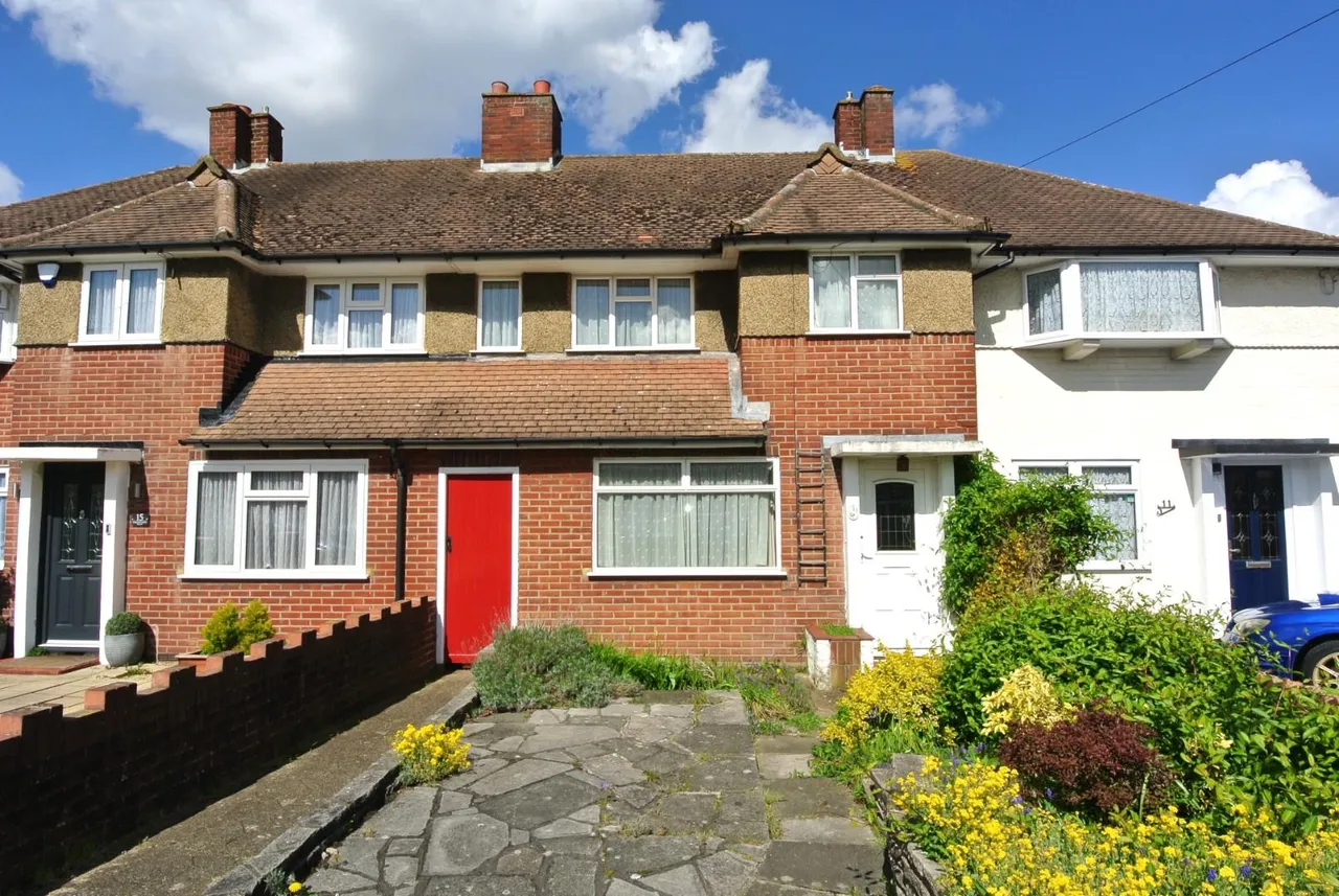 3 bed house for sale — Sandringham Drive, Ashford, Surrey, TW15 3JH