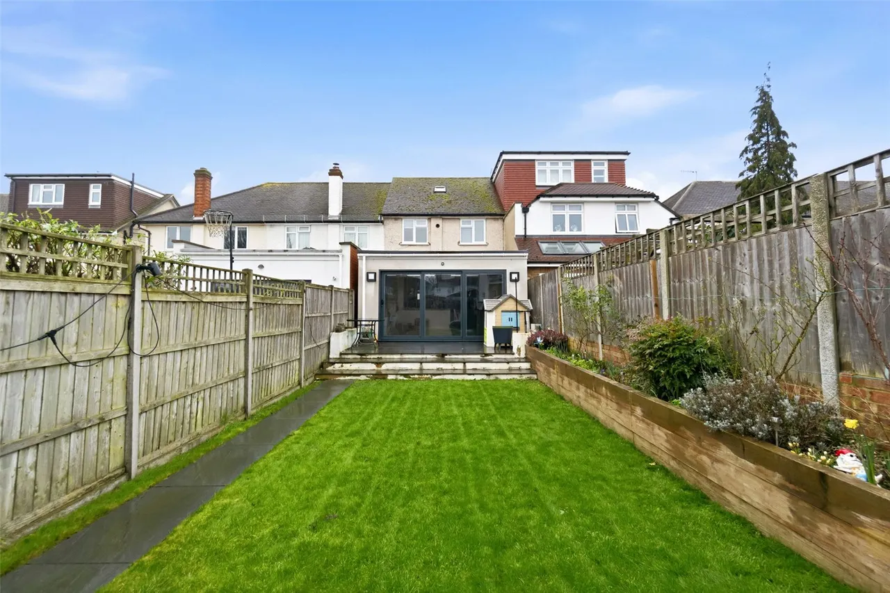 Evelyn Crescent, Sunbury, TW16 6ND, photo 11
