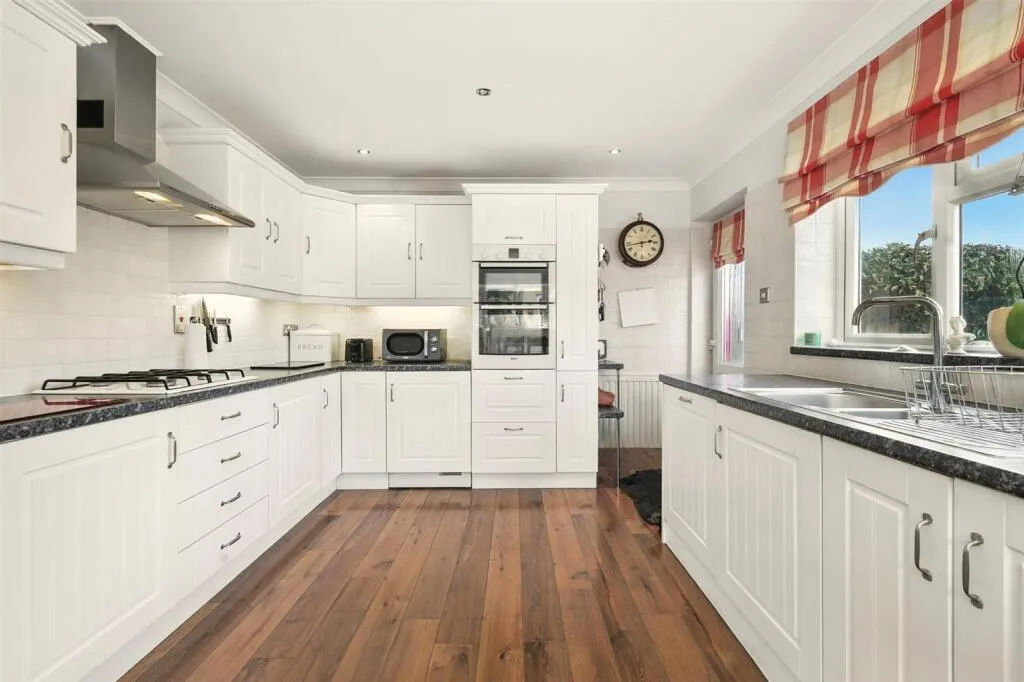 Moat Close, Doddinghurst, CM15, photo 9