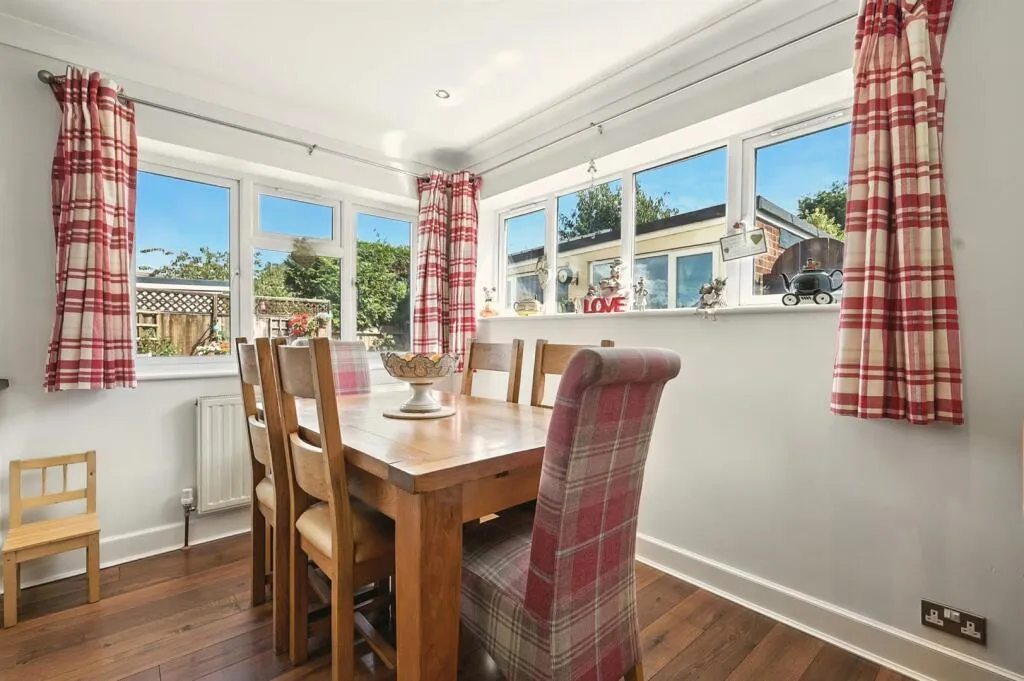 Moat Close, Doddinghurst, CM15, photo 13