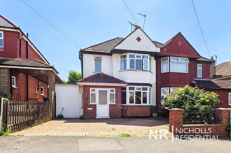 3 bed house for sale, Somerset Avenue, Chessington, KT9