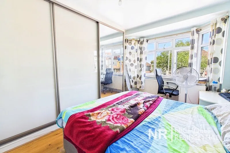 Somerset Avenue, Chessington, KT9, photo 13