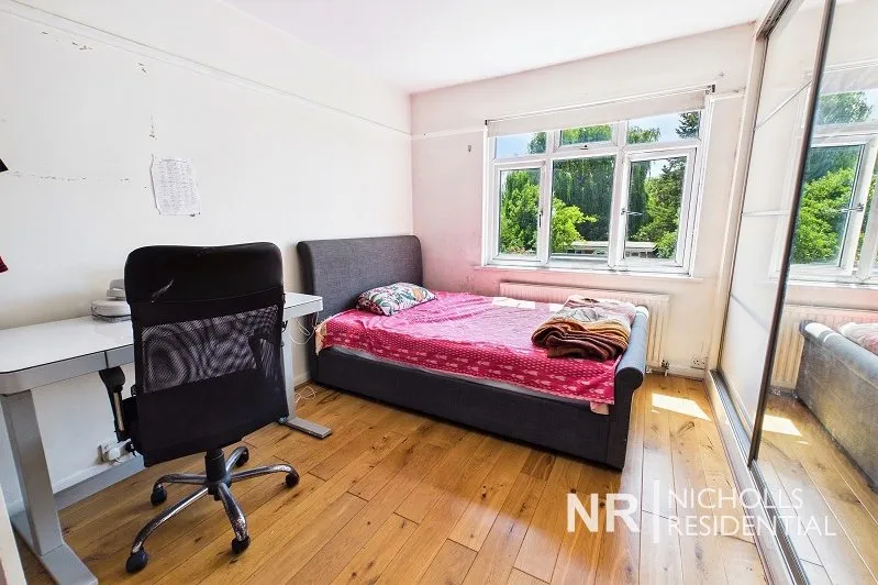 Somerset Avenue, Chessington, KT9, photo 12