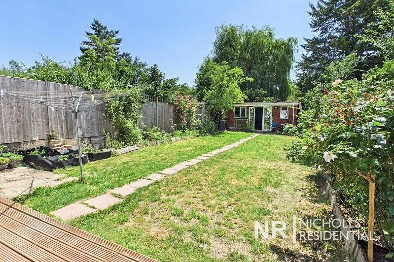 Somerset Avenue, Chessington, KT9, photo 3