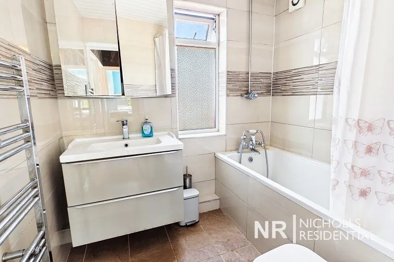 Somerset Avenue, Chessington, KT9, photo 4
