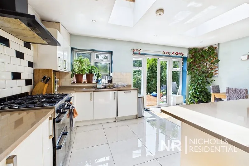 Somerset Avenue, Chessington, KT9, photo 2