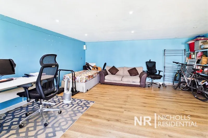 Somerset Avenue, Chessington, KT9, photo 17