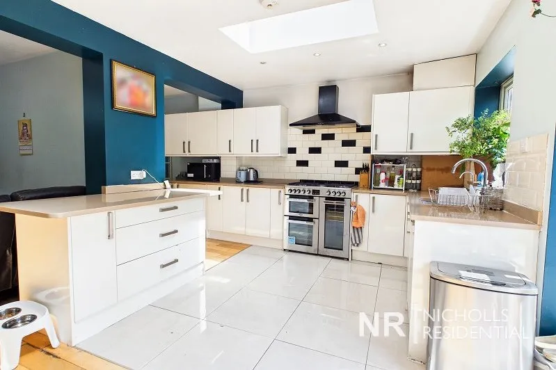 Somerset Avenue, Chessington, KT9, photo 5