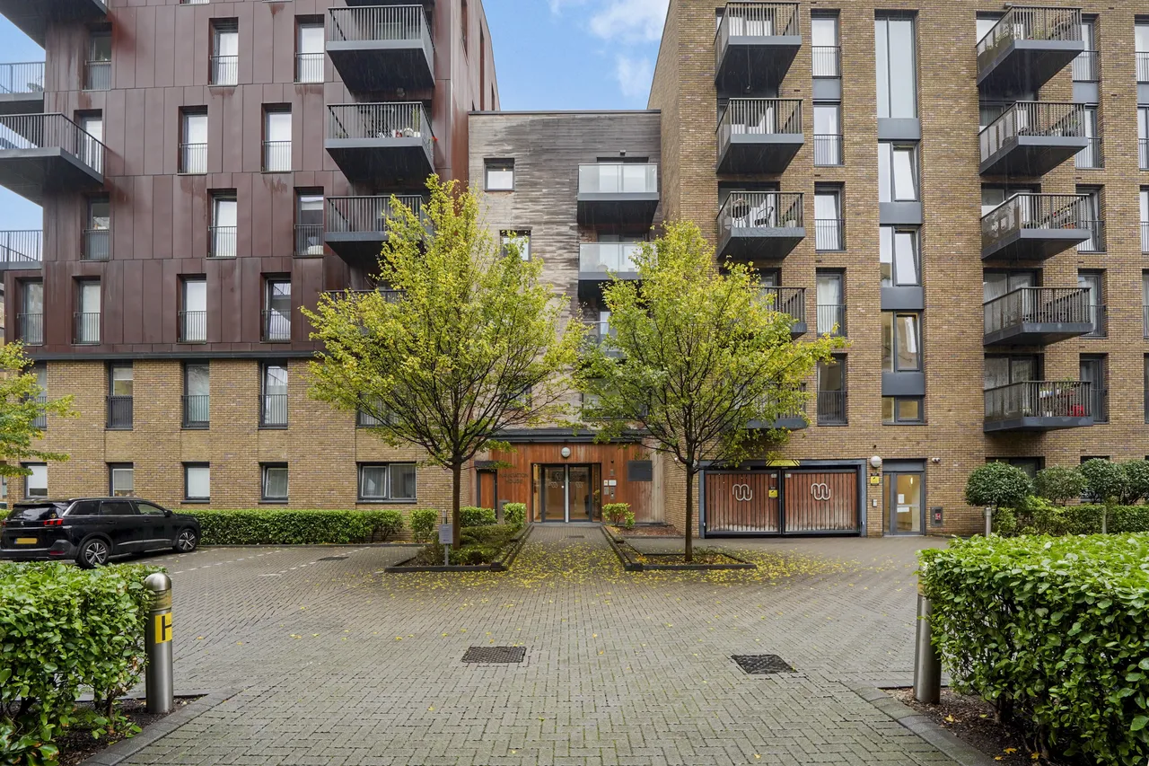 3 bed flat for sale — Whiting Way, London, SE16