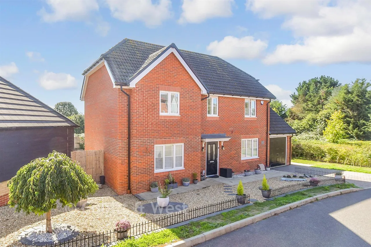 4 bed house for sale, Sinclair Drive, Codmore Hill, RH20
