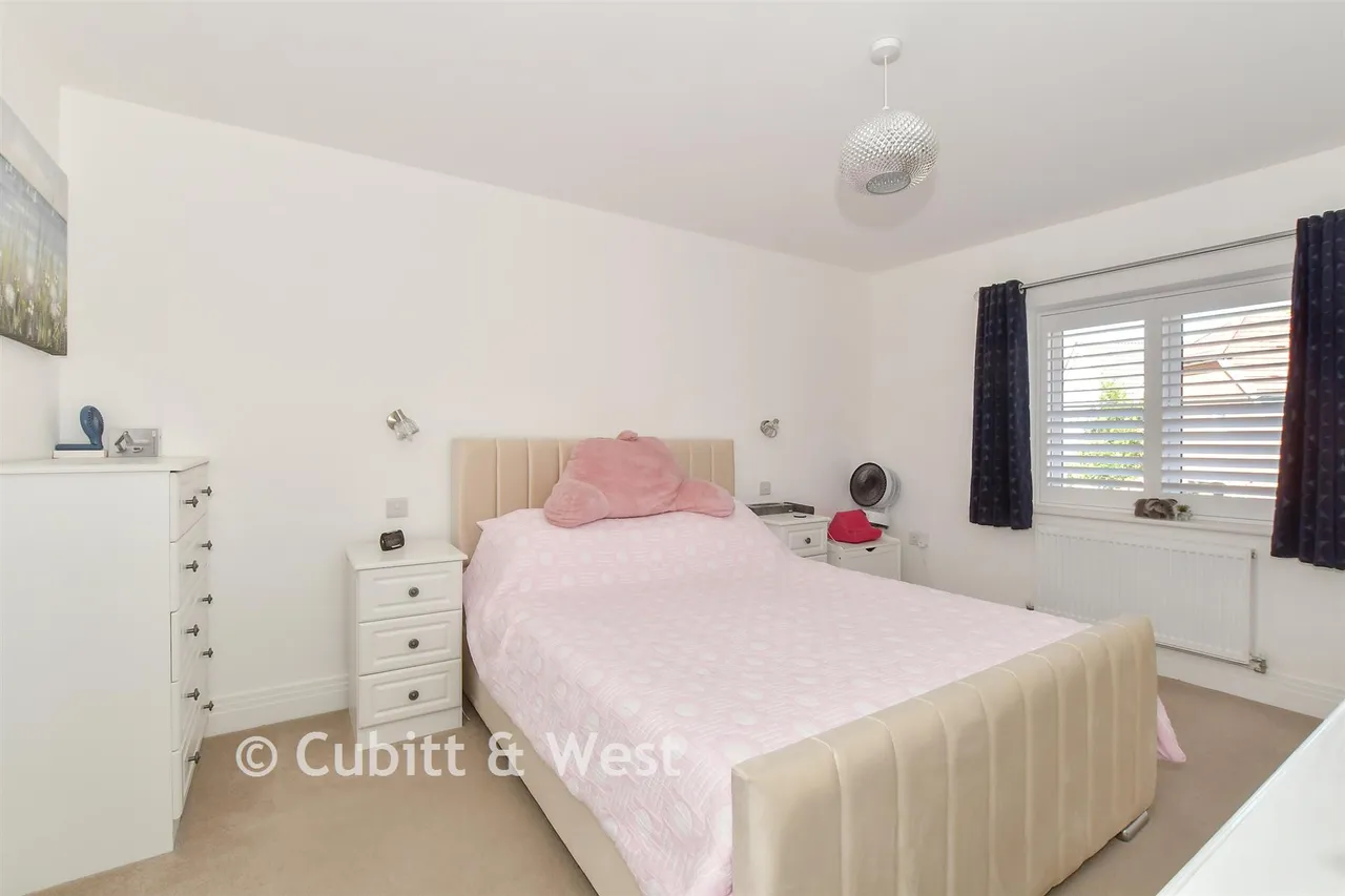 Sinclair Drive, Codmore Hill, RH20, photo 8