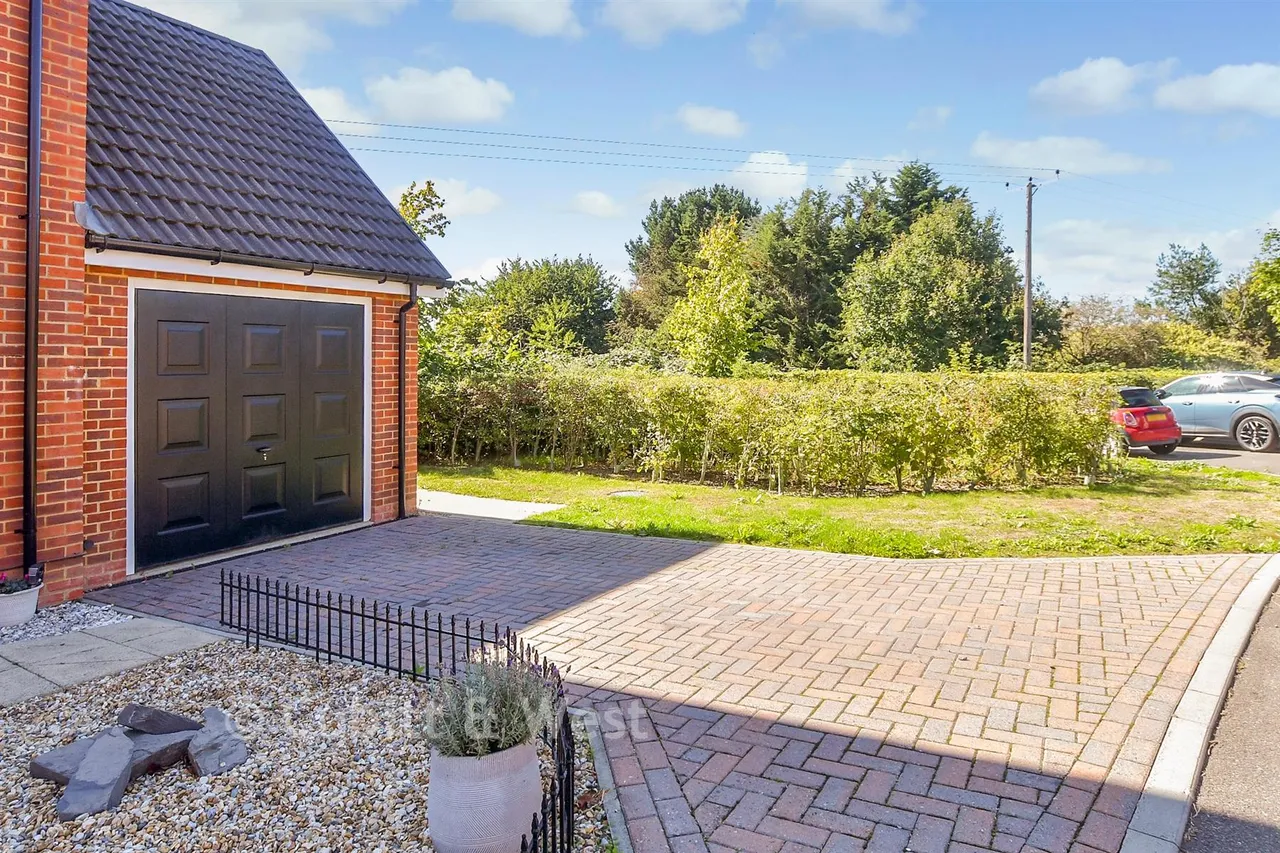 Sinclair Drive, Codmore Hill, RH20, photo 17