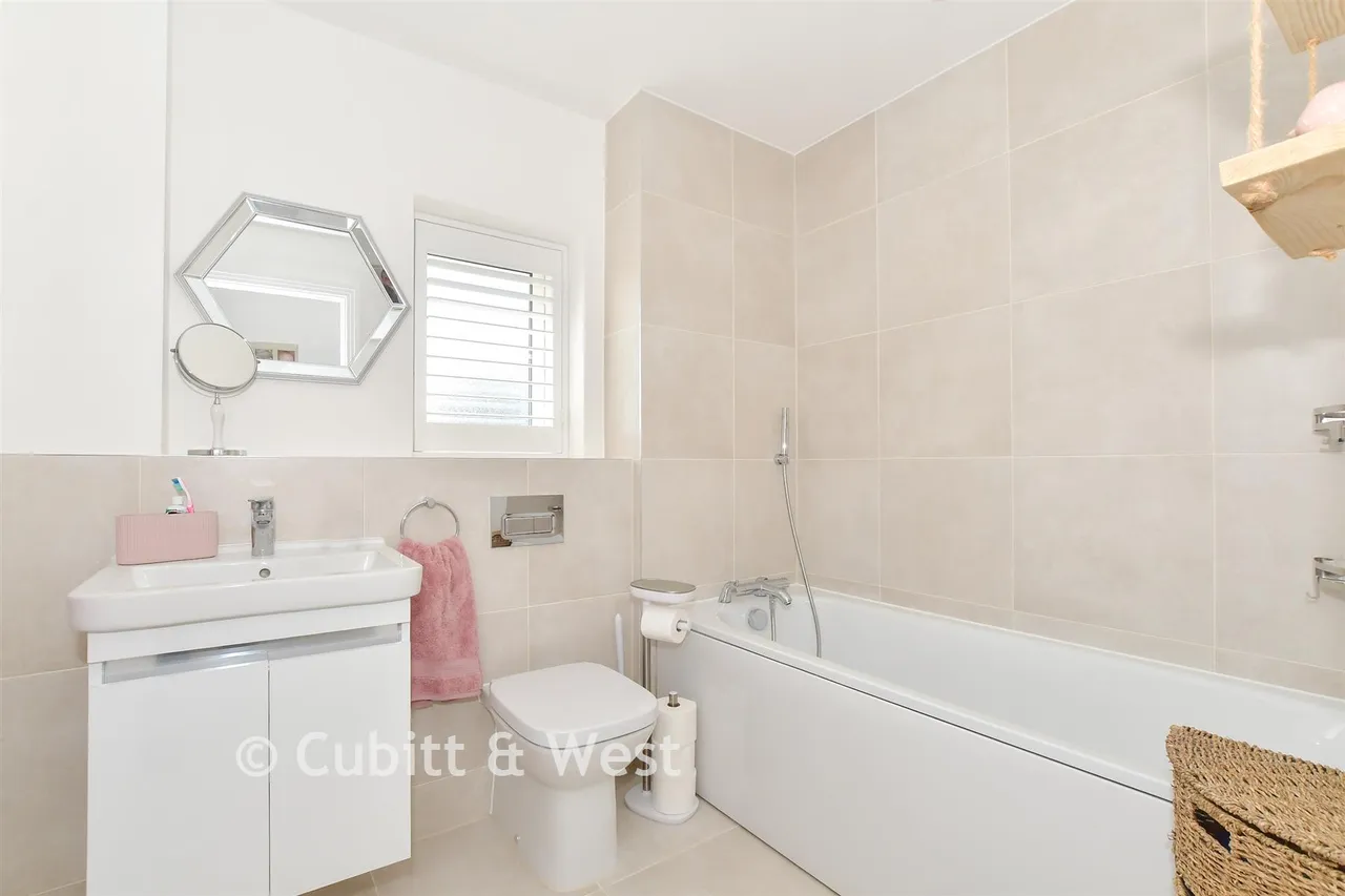 Sinclair Drive, Codmore Hill, RH20, photo 13