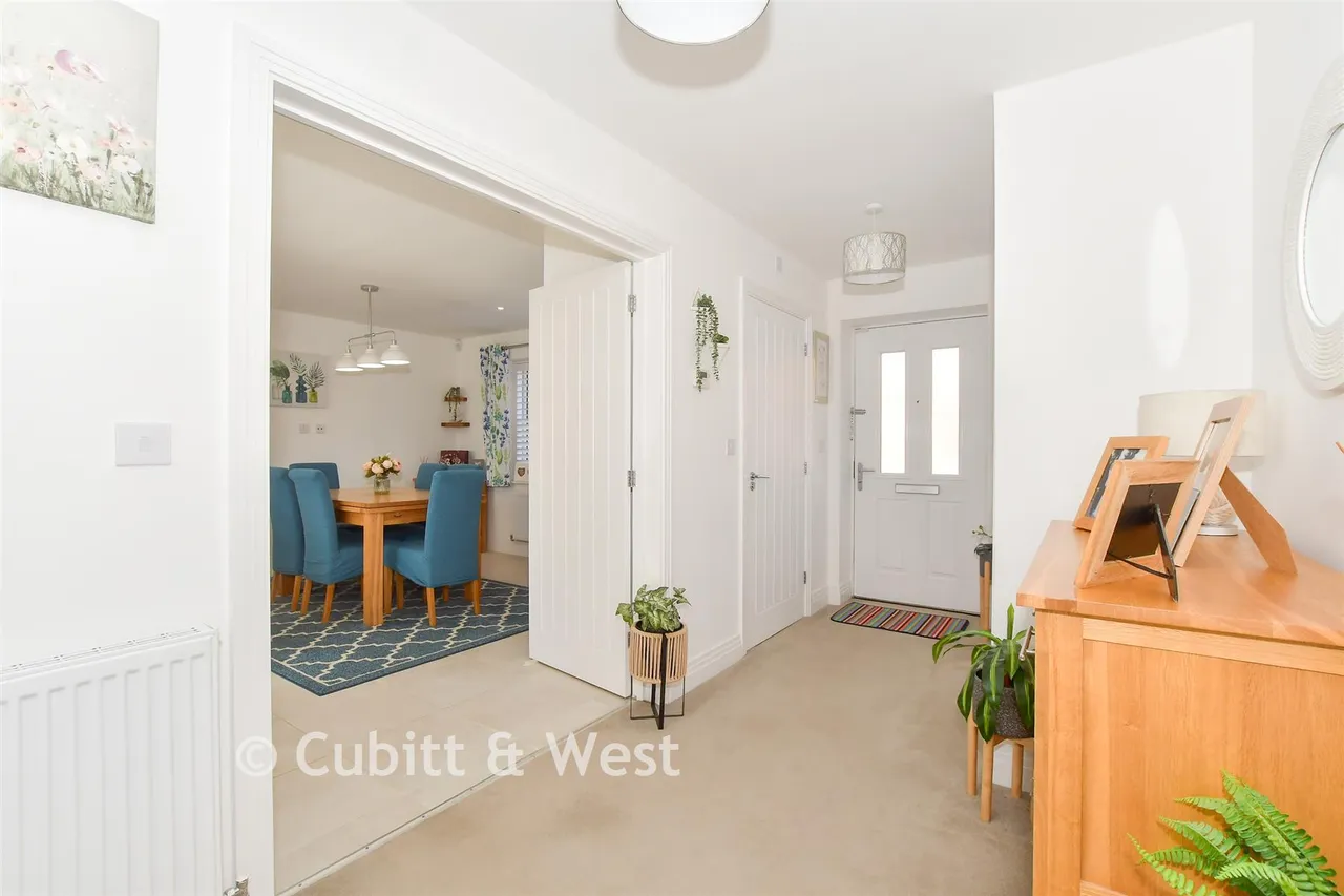 Sinclair Drive, Codmore Hill, RH20, photo 2