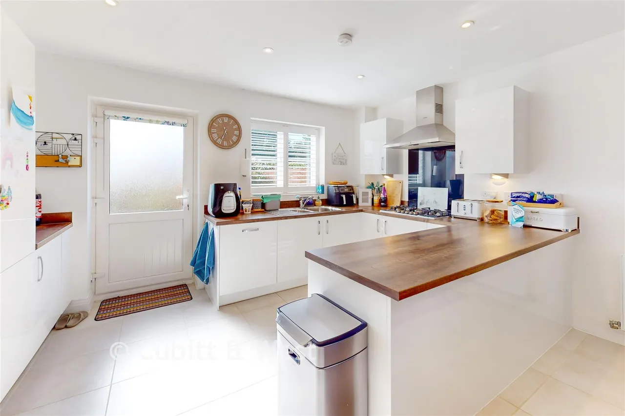 Sinclair Drive, Codmore Hill, RH20, photo 4