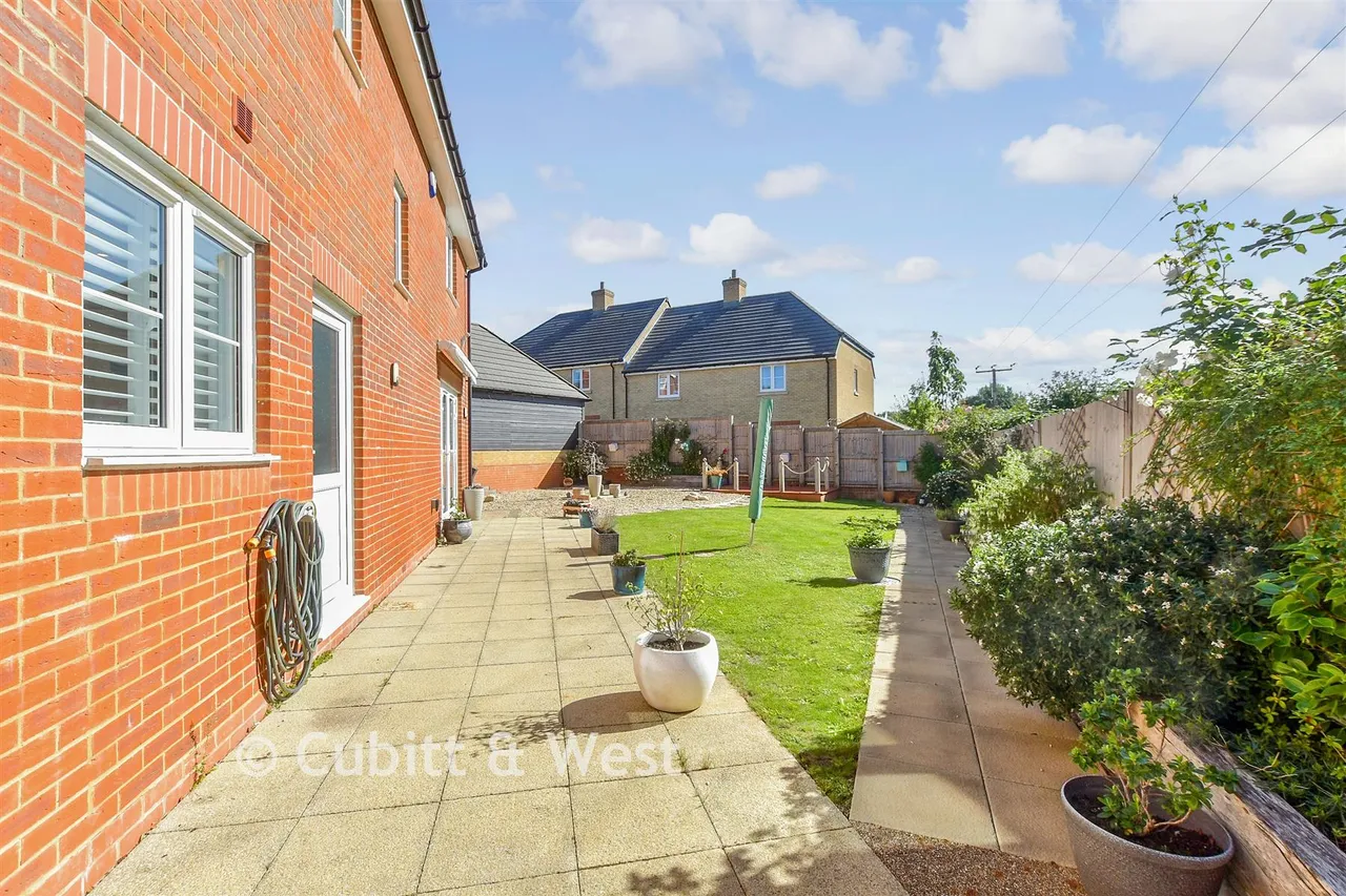 Sinclair Drive, Codmore Hill, RH20, photo 14
