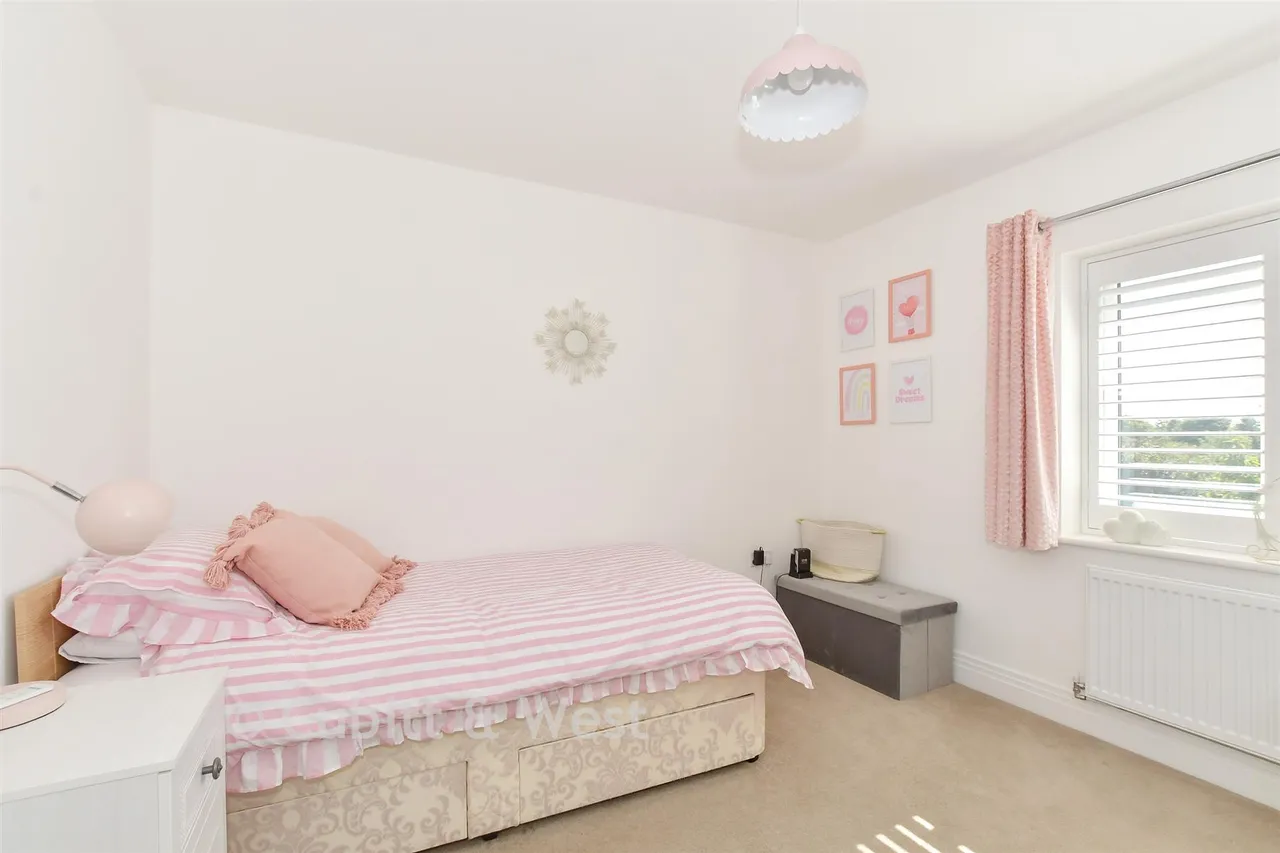 Sinclair Drive, Codmore Hill, RH20, photo 11