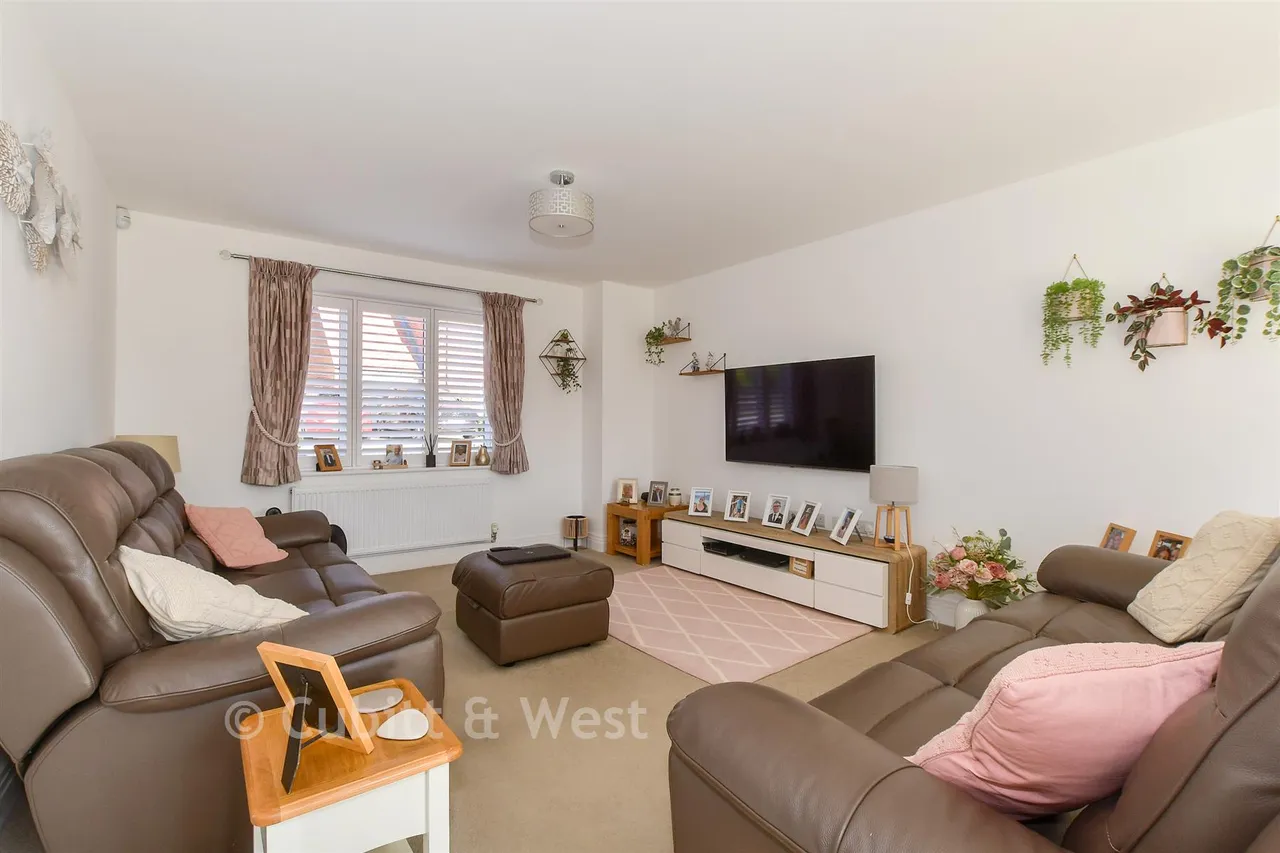 Sinclair Drive, Codmore Hill, RH20, photo 5