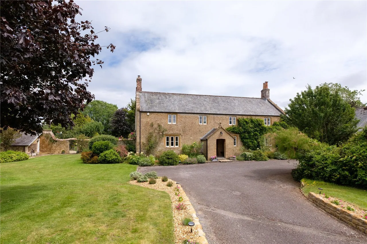 5 bed property for sale, Claycastle, Haselbury Plucknett, TA18